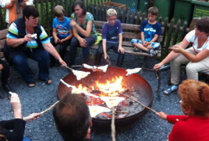 Lagerfeuer mit Kindern auf Monikas Ferienhof